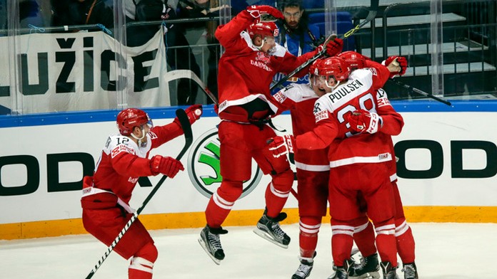 Dánski hráči sa tešia po víťazstve nad Českom na MS v Moskve.