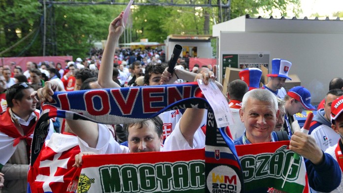 Maďarskí fanúšikovia.