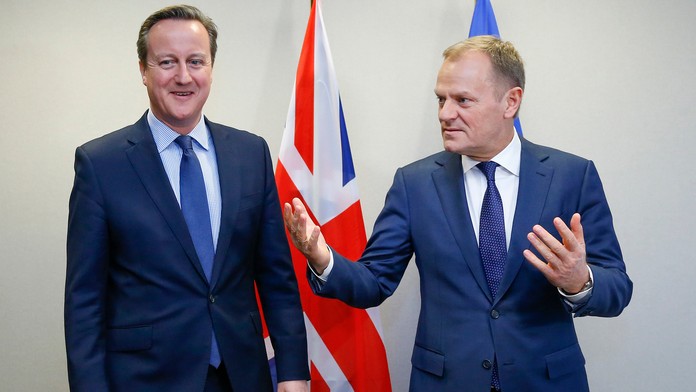Britský premiér David Cameron (vľavo) a predseda Európskej rady Donald Tusk.