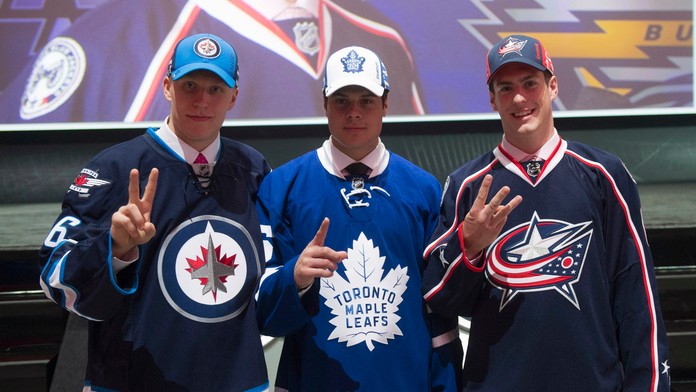 Prvá trojka NHL draftu 2016, zľava: Patrick Laine (2.), Auston Matthews (1.) a Pierre-Luc Dubois (3.).