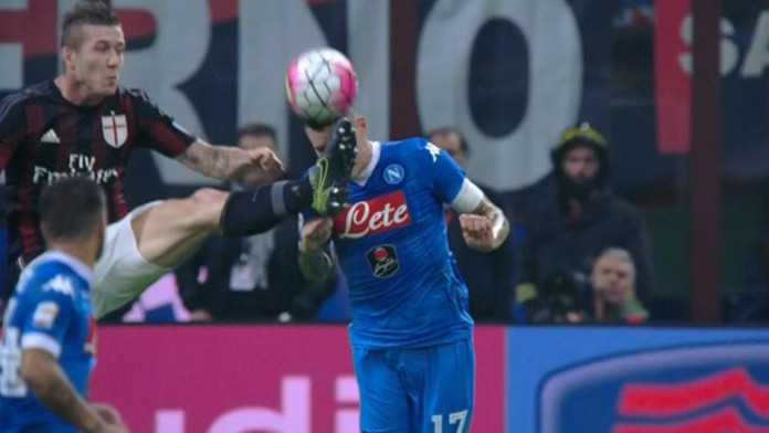 Zákrok Juraja Kucku na Marka Hamšíka v dueli Serie A.