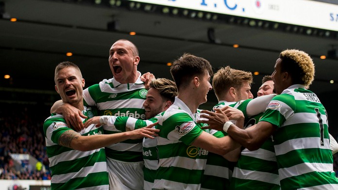 Hráči Celticu Glasgow sa radujú po góle.