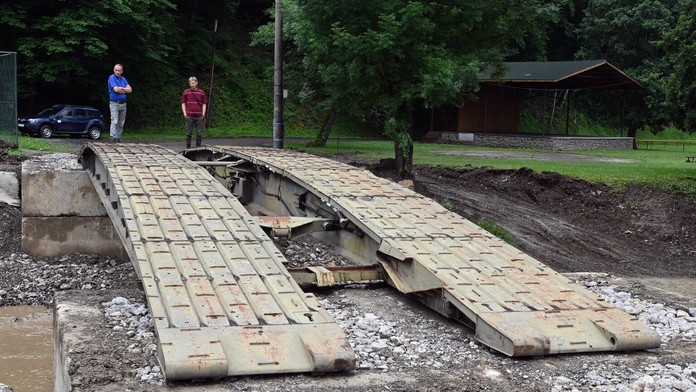 Leander Dendoncker oslavuje svoj gól do siete Aston Villy.