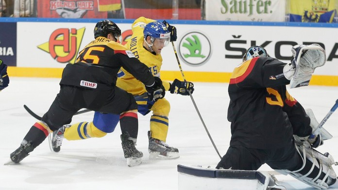 Nemecký hráč Patrick Köppchen (vľavo) a nemecký brankár  Timo Pielmeier (vpravo) sa pokúšajú zastaviť Švéda Oscara Möllera v str