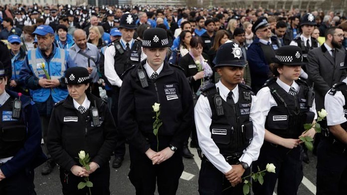 Pamiatku obetí útoku na Westminsterskom moste si uctili tisíce ľudí.