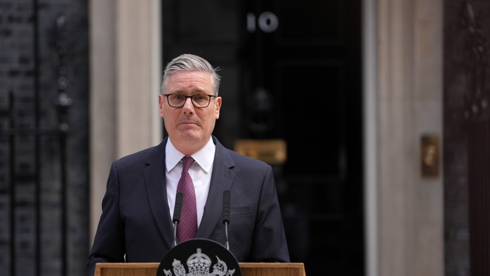 Britský premiér Starmer oznámil, že odstúpi z funkcie
