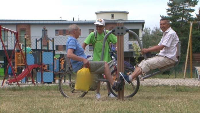 Cvičiaci dôchodcovia v Mestskom parku v Partizánskom.