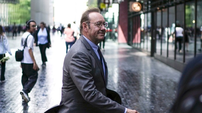 Herec Kevin Spacey odchádza zo súdy v Londýne v pondelok 17. júla 2023.