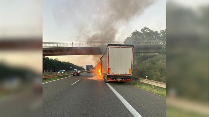 Na D2 v smere do Bratislavy horel kamión