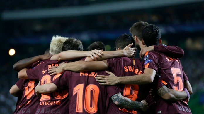 Álvaro Morata (vľavo) a spoluhráč z Chelsea Marcos Alonso oslavujú gól v dueli LM proti Atléticu Madrid.