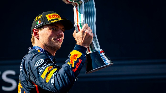 Výhru oslavoval Max Verstappen na Red Bulle.