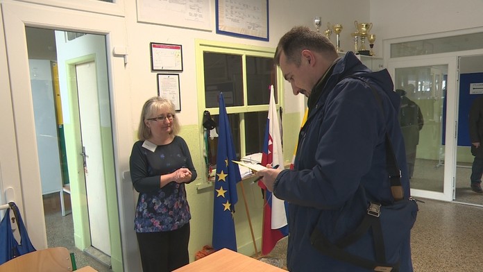 Zľava Chris Tierney, Ron Hainsey, Bobby Ryan a Thomas Chabot z Ottawy oslavujú gól proti Vancouveru.