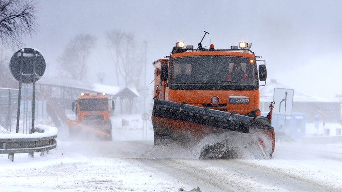 Snežné pluhy odhŕňajú sneh na horskom priechode Donovaly. Ilustračná snímka. 