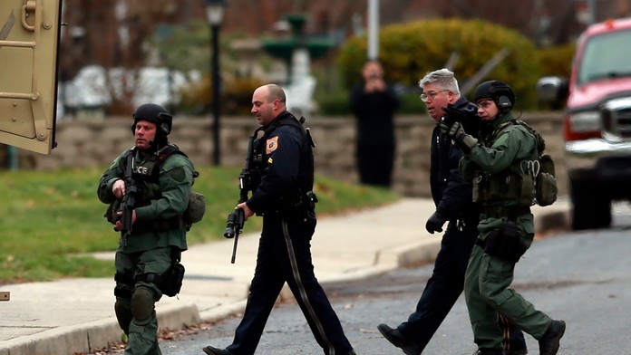 Polícia pred domom, v ktorom sa zabarikádoval päťnásobný vrah.
