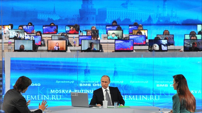 Vladimír Putin počas rozhovoru s novinármi.