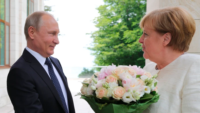 Takto privítal ruský prezident Angelu Merkelovú vo svojom sídle. 