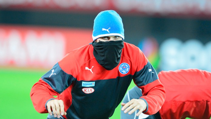 Chorý Martin Škrtel na tréningu pred kvalifikačným zápasom s Macedónskom.