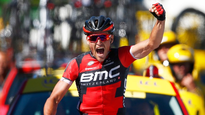 Belgický cyklista Greg van Avermaet  oslavuje víťazstvo v cieli 5. etapy Tour de France.