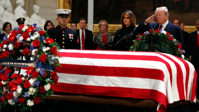 Trump vzdal v Kapitole poctu Bushovi staršiemu.