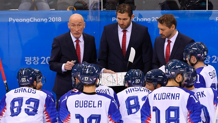 Tréneri Slovenska dávajú pokyny hráčom počas osemfinále ZOH 2018 proti USA.