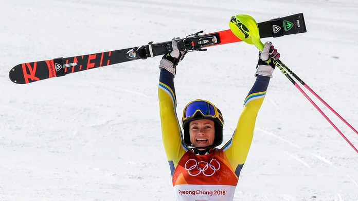 Študenti sa zhromažďujú počas sviečkovej vigílie za obete streľby na floridskej strednej škole.