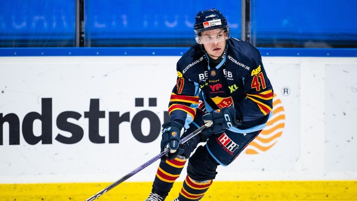 VIDEO: Celú tvár mal od krvi, napriek tomu sa stihol hádať s rozhodcom. Na výsledok duelu mal zásadný vplyv