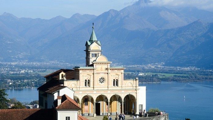 Stredoveký kláštor Madonna del Sasso v Locarne pri jazere Maggiore.