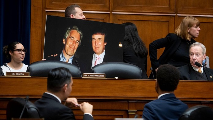 Bývalá modelka tvrdí, že ju Donald Trump sexuálne obťažoval v prítomnosti Jeffreyho Epsteina