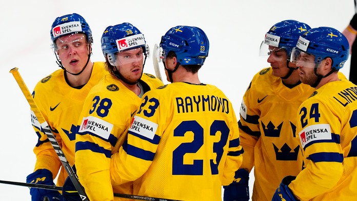 Švédsky hráč Fabian Zetterlund(vľavo) oslavuje so spoluhráčmi gól.