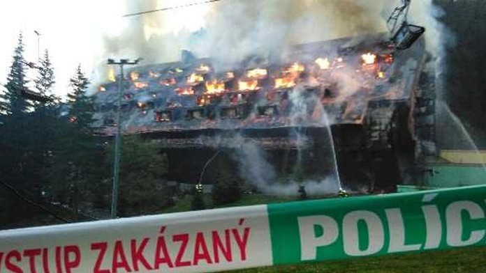 V Jasnej horí hotel Junior.