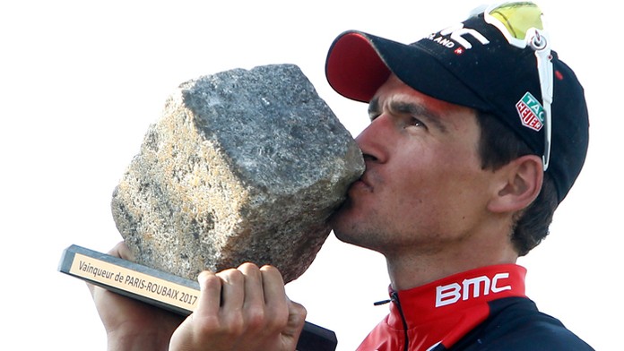 Greg Van Avermaet bozkáva trofej po triumfe v najnáročnejšej jednodňovej jarnej klasike Paríž - Roubaix.
