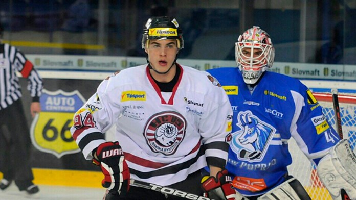 Mário Lunter (vľavo) cloní pred brankárom Popradu Robertom Slipčenkom 