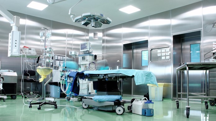 Zdravotníci mučili sestru pripútanú k operačnému stolu. So zámienkou, že nacvičujú polohovanie pacientov