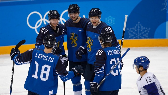 Radosť fínskych hráčov po góle Petriho Kontiolu  v zápase o postup do štvrťfinále Fínsko - Južná Kórea.