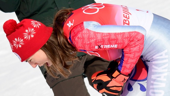 Lyžiarka Petra Vlhová oslavuje v cieli po tom, ako získala zlato v slalome na ZOH 2022.
