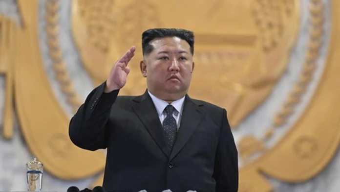 Kim Čong-un sa chváli najmocnejšou raketou. Podľa expertov doletí až do Európy