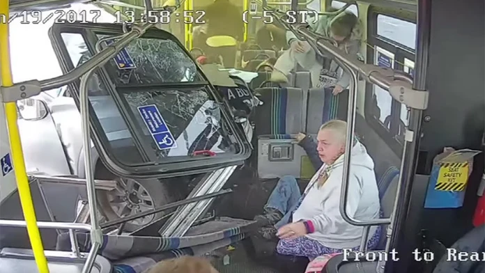 Zábery z autobusu, do ktorého vpálilo auto. Cestujúci sa zachránil v poslednej sekunde