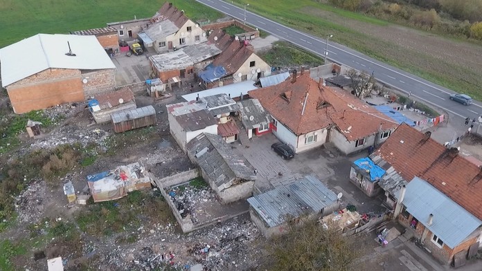 Chlapci z osady v Kozárovciach obťažovali školáčky