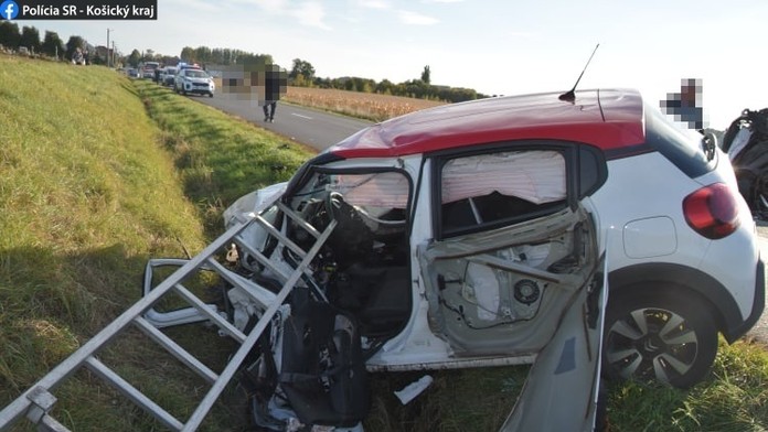 Vodič osobného auta neprežil čelná zrážku v Moravanoch.