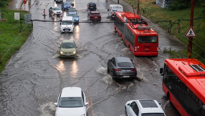 Zaplavená Gagarinova ulica v Bratislave.