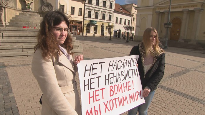 Študentky Marina a Alina v Banskej Bystrici zorganizovali tichý protest