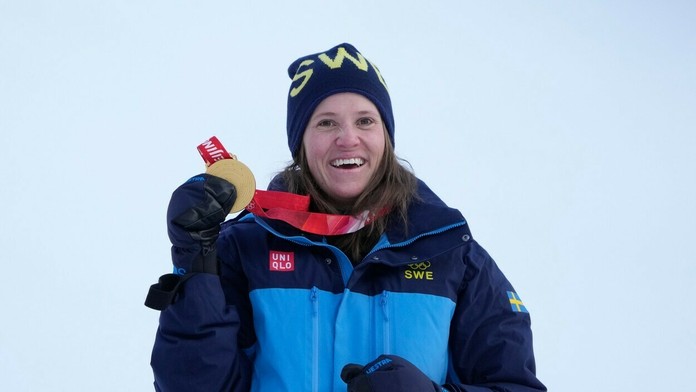 Sara Hectorová oslavuje zlato na ZOH 2022.