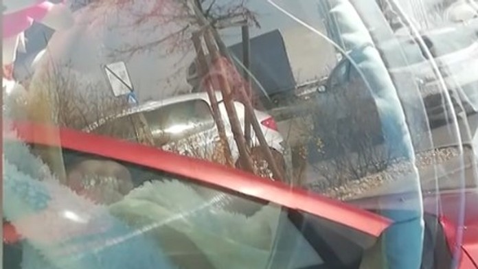 Dieťa uväznené v rozhorúčenom aute.