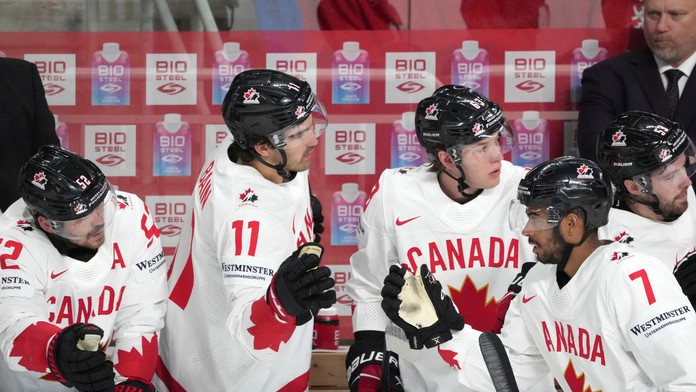 Kanadský hokejista Pierre-Olivier Joseph  (vpravo) sa teší z gólu.