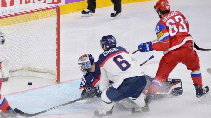 Rus Jevgenij Dadonov prekonáva po 72 sekundách Júliusa Hudáčka. (archív 2017)