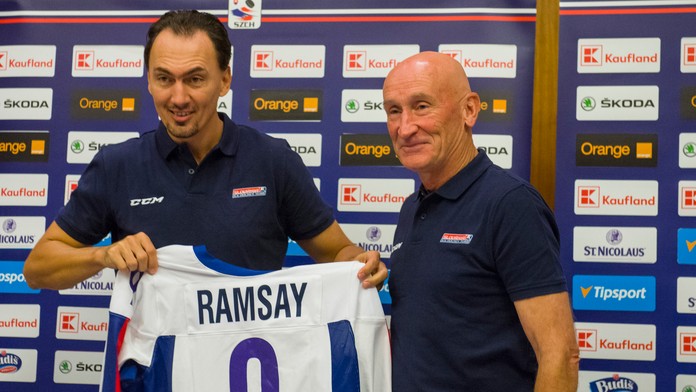 Miroslav Šatan víta Craiga Ramsayho.