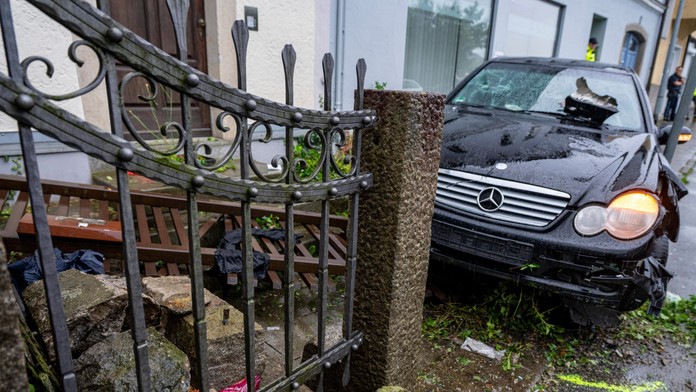 Muž v Passau vrazil autom do skupiny ľudí.
