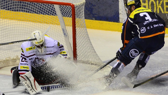 Prekonaný brankár HC´05 Banská Bystrica Andrej Košarišťan a obranca HC Košice Adam Jánošík.