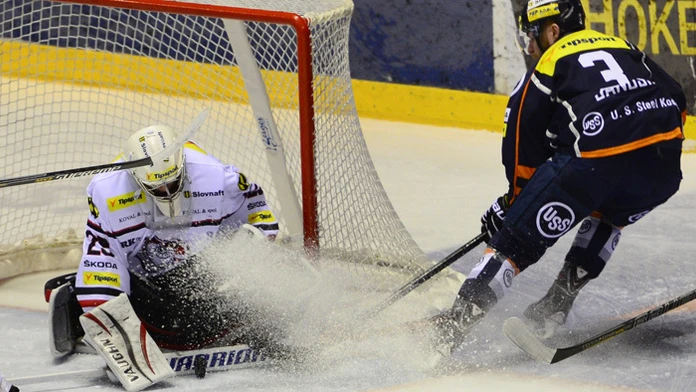 Prekonaný brankár HC´05 Banská Bystrica Andrej Košarišťan a obranca HC Košice Adam Jánošík.