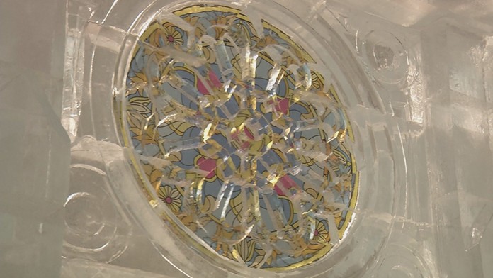 Tenistka Dominika Cibulková (druhá sprava) krstí tenisovými loptičkami svoju knižku s názvom Tenis je môj život.